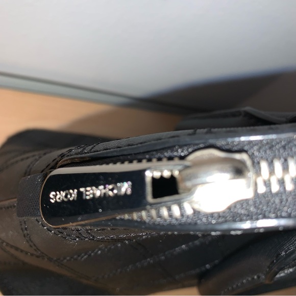 MICHAEL KORS CINDY BLACK MEDIUM DOME SATCHEL BAG BLACK - Picture 4 of 6